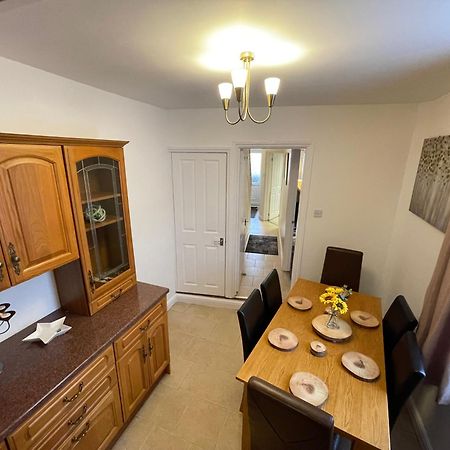 Beanies Lornestreet Four Bed House Apartment สวินดอน ภายนอก รูปภาพ