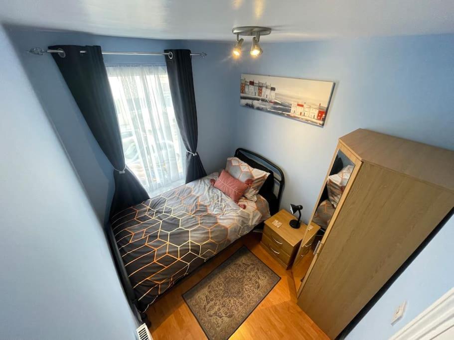 Beanies Lornestreet Four Bed House Apartment สวินดอน ภายนอก รูปภาพ