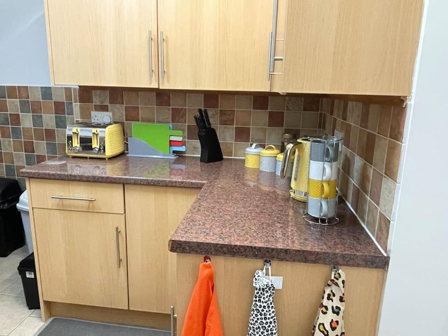 Beanies Lornestreet Four Bed House Apartment สวินดอน ภายนอก รูปภาพ