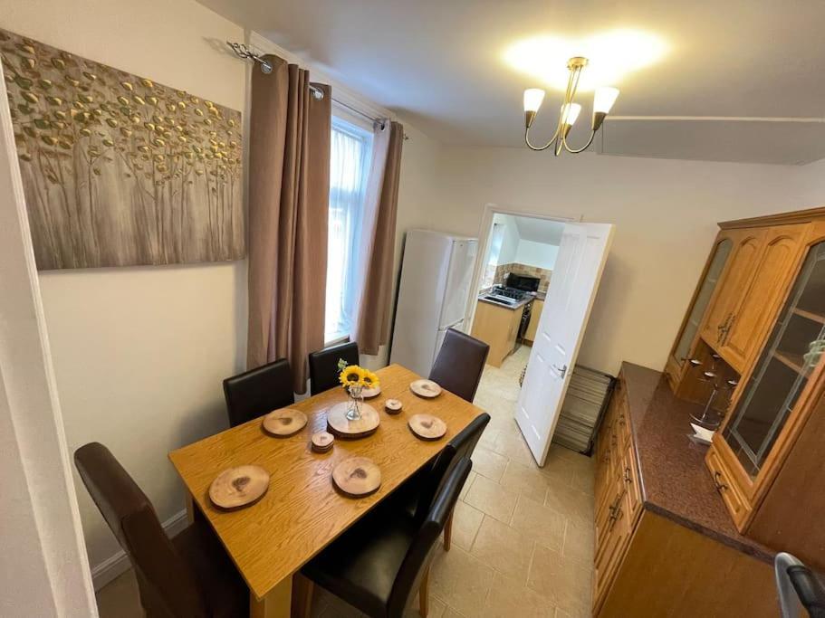Beanies Lornestreet Four Bed House Apartment สวินดอน ภายนอก รูปภาพ