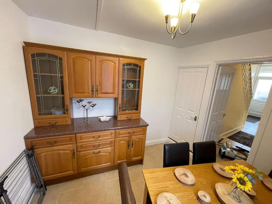 Beanies Lornestreet Four Bed House Apartment สวินดอน ภายนอก รูปภาพ