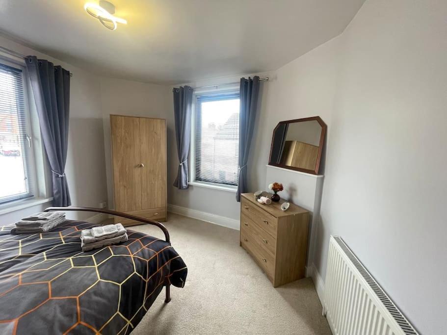 Beanies Lornestreet Four Bed House Apartment สวินดอน ภายนอก รูปภาพ