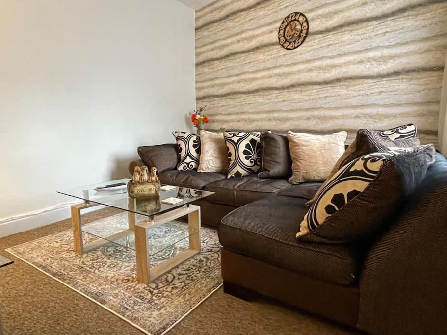 Beanies Lornestreet Four Bed House Apartment สวินดอน ภายนอก รูปภาพ