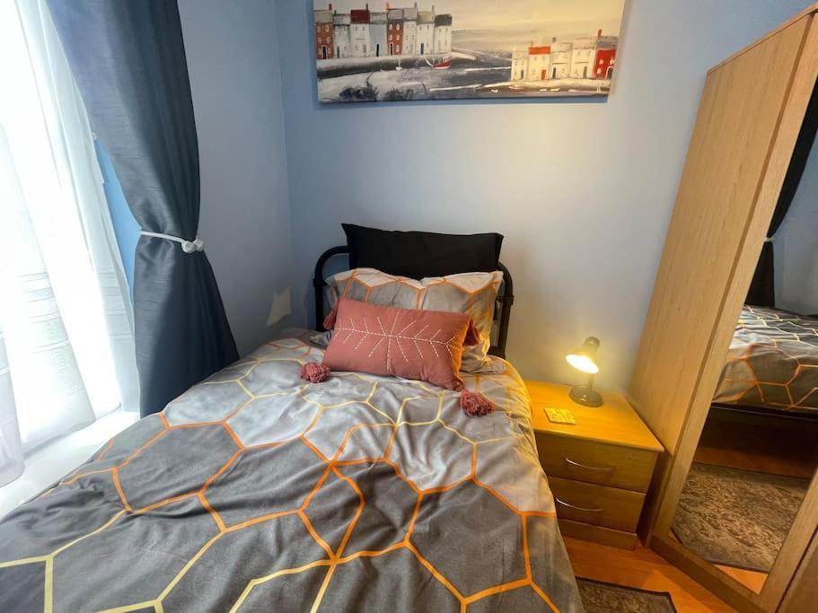 Beanies Lornestreet Four Bed House Apartment สวินดอน ภายนอก รูปภาพ