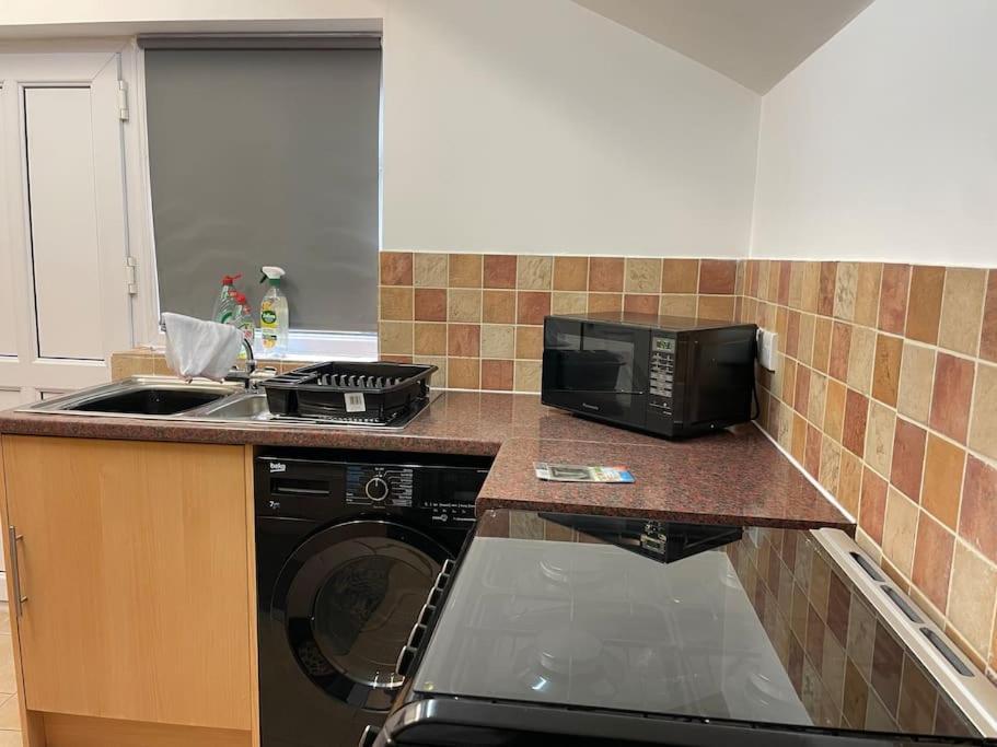 Beanies Lornestreet Four Bed House Apartment สวินดอน ภายนอก รูปภาพ