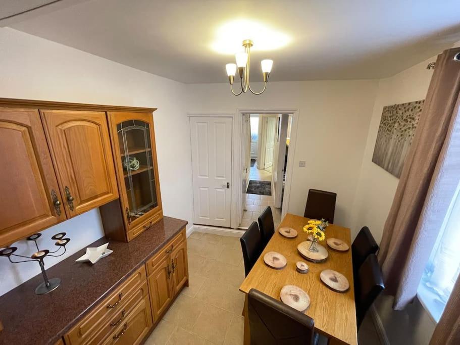 Beanies Lornestreet Four Bed House Apartment สวินดอน ภายนอก รูปภาพ