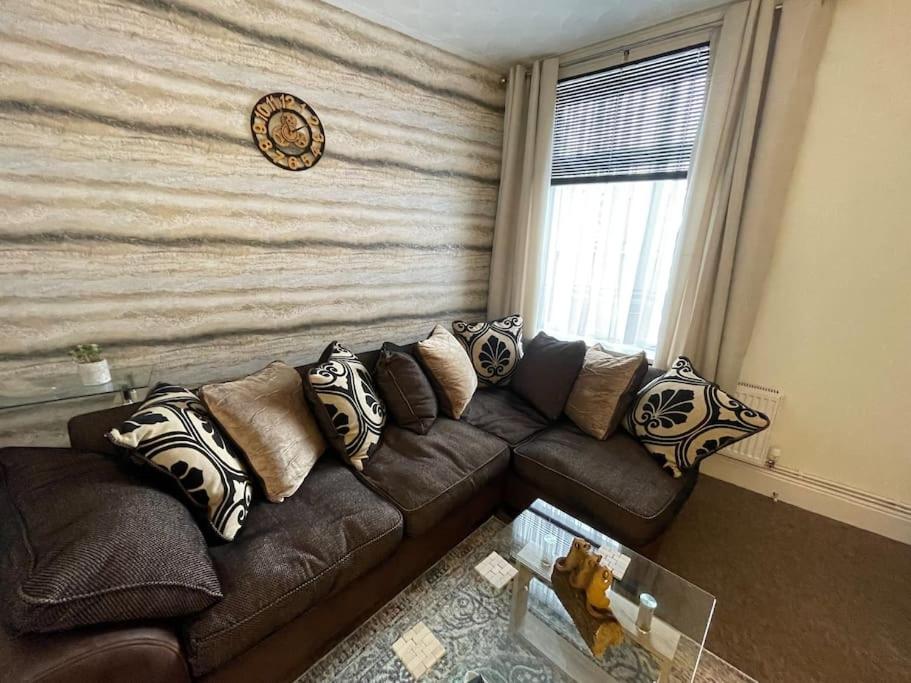 Beanies Lornestreet Four Bed House Apartment สวินดอน ภายนอก รูปภาพ