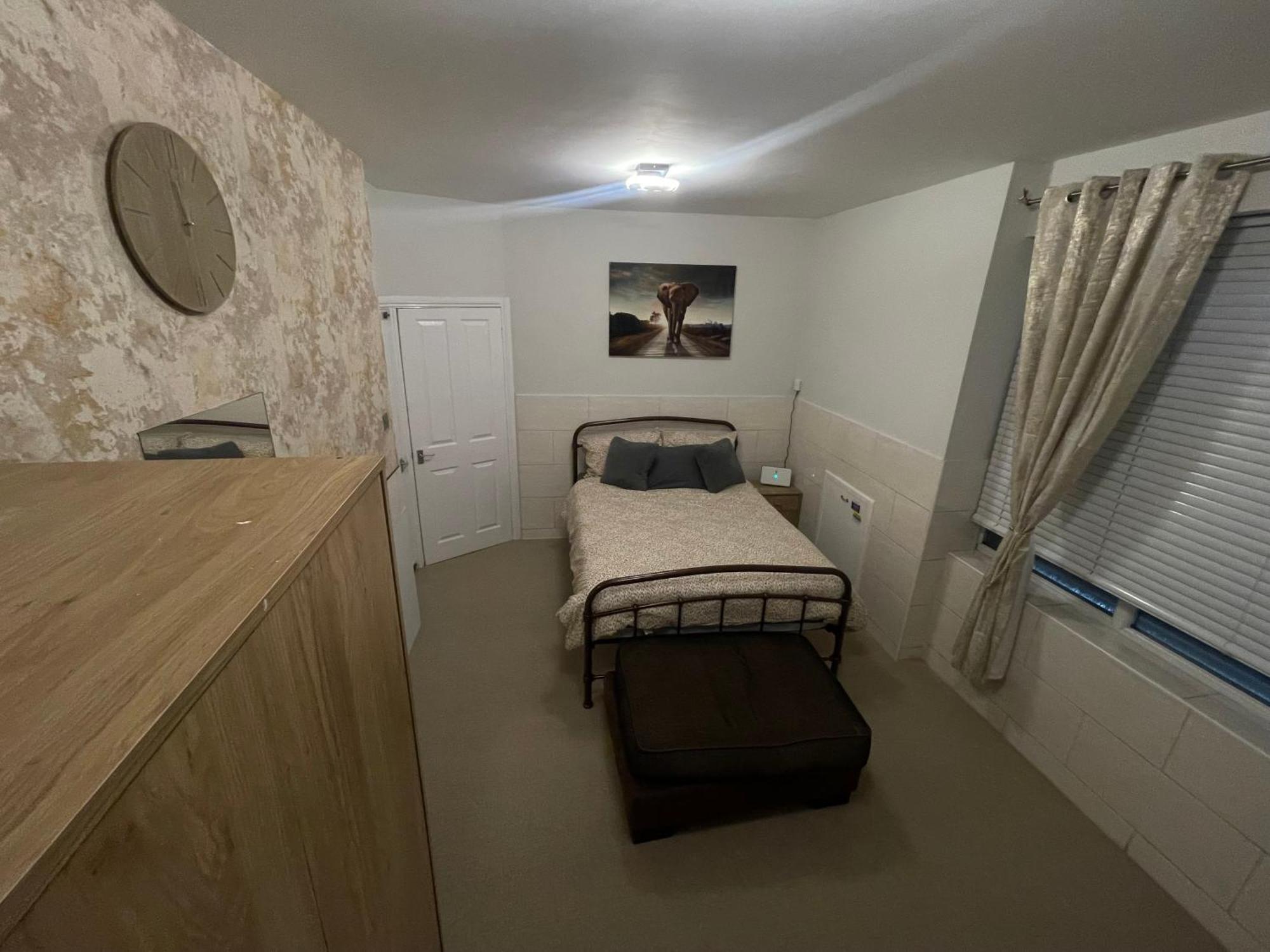 Beanies Lornestreet Four Bed House Apartment สวินดอน ภายนอก รูปภาพ