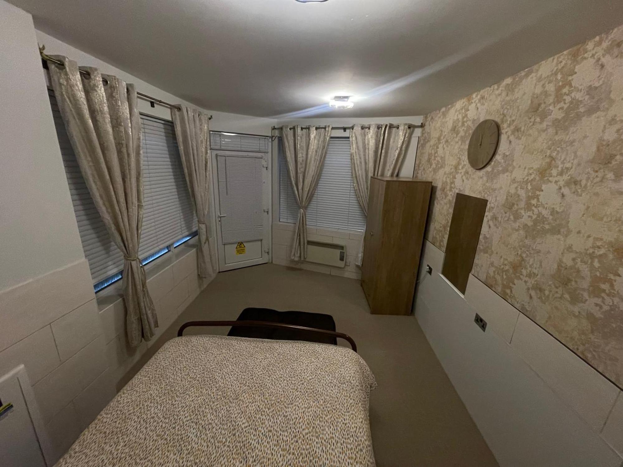 Beanies Lornestreet Four Bed House Apartment สวินดอน ภายนอก รูปภาพ