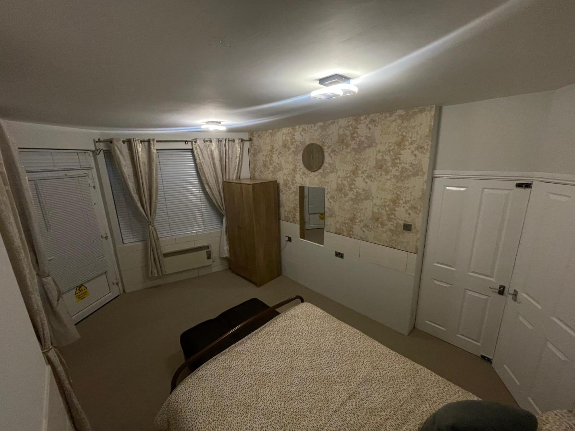 Beanies Lornestreet Four Bed House Apartment สวินดอน ภายนอก รูปภาพ