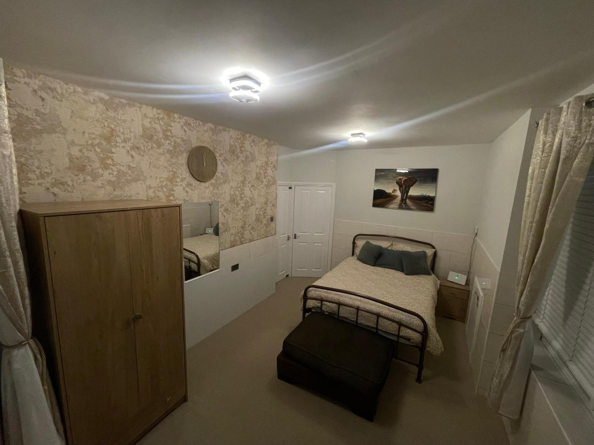 Beanies Lornestreet Four Bed House Apartment สวินดอน ภายนอก รูปภาพ