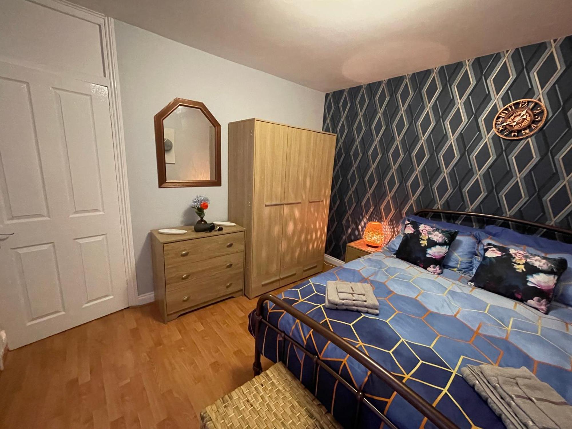 Beanies Lornestreet Four Bed House Apartment สวินดอน ภายนอก รูปภาพ