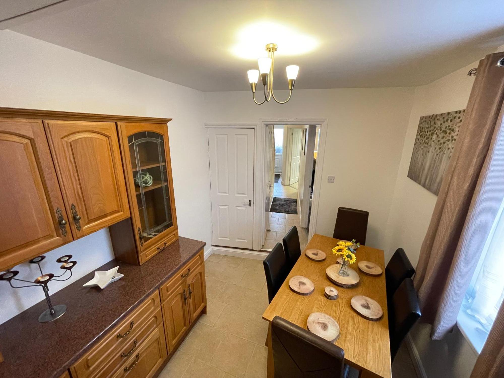 Beanies Lornestreet Four Bed House Apartment สวินดอน ภายนอก รูปภาพ