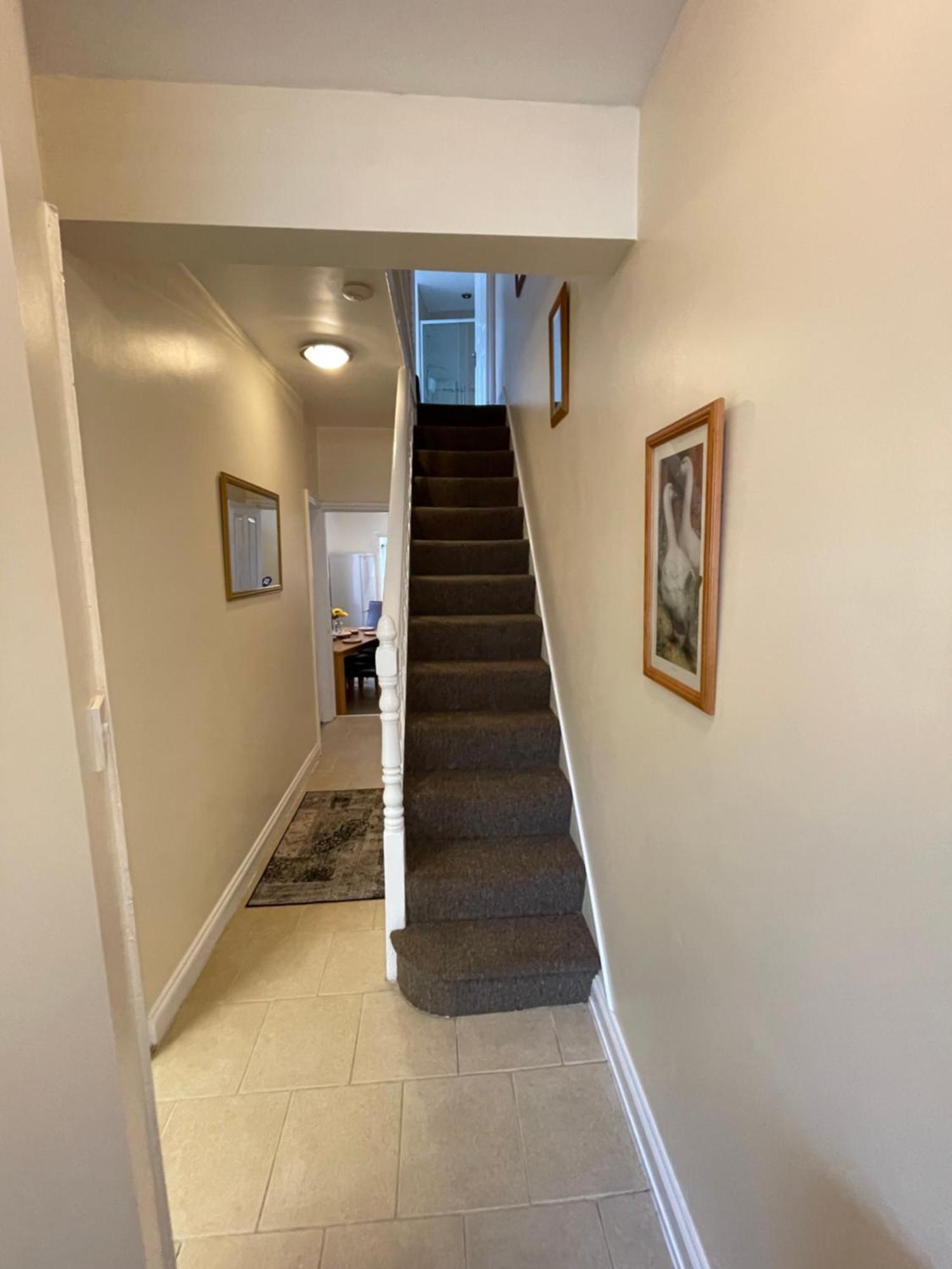 Beanies Lornestreet Four Bed House Apartment สวินดอน ภายนอก รูปภาพ