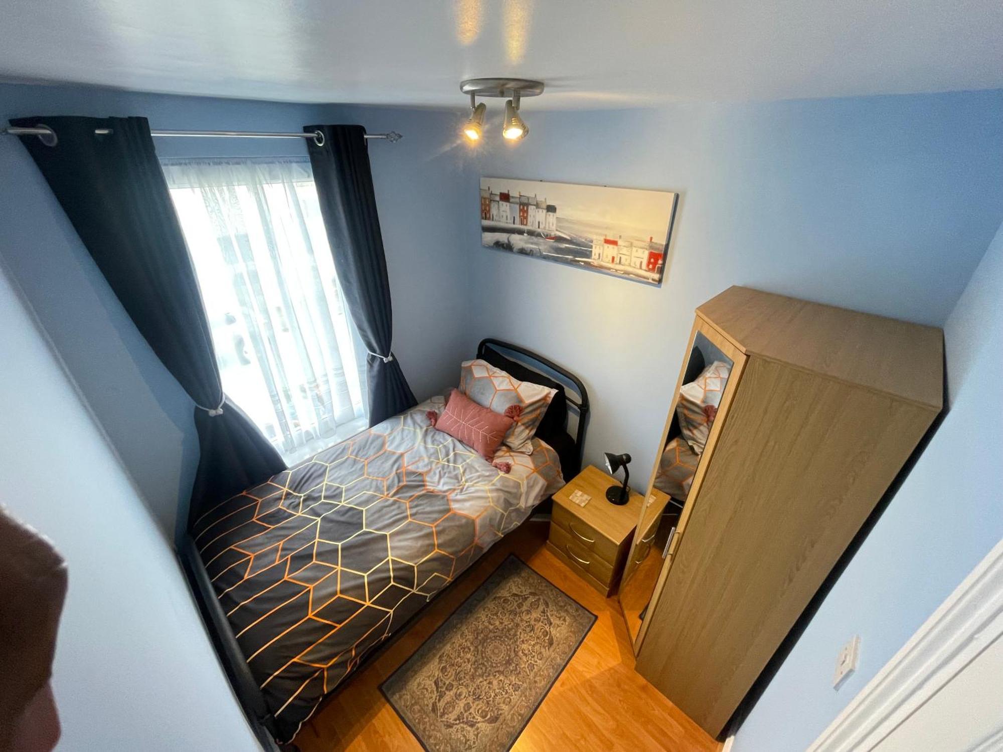 Beanies Lornestreet Four Bed House Apartment สวินดอน ภายนอก รูปภาพ