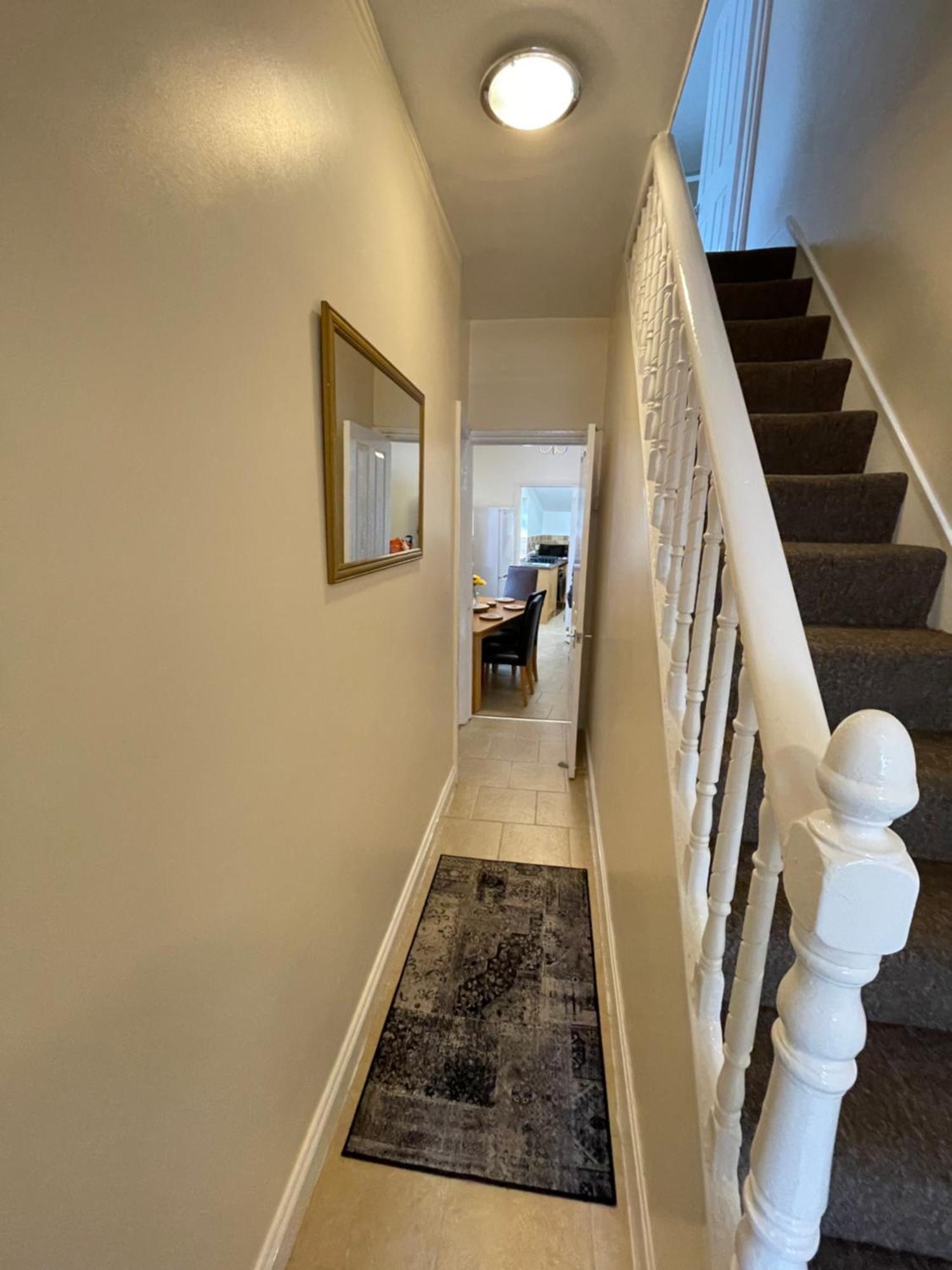 Beanies Lornestreet Four Bed House Apartment สวินดอน ภายนอก รูปภาพ