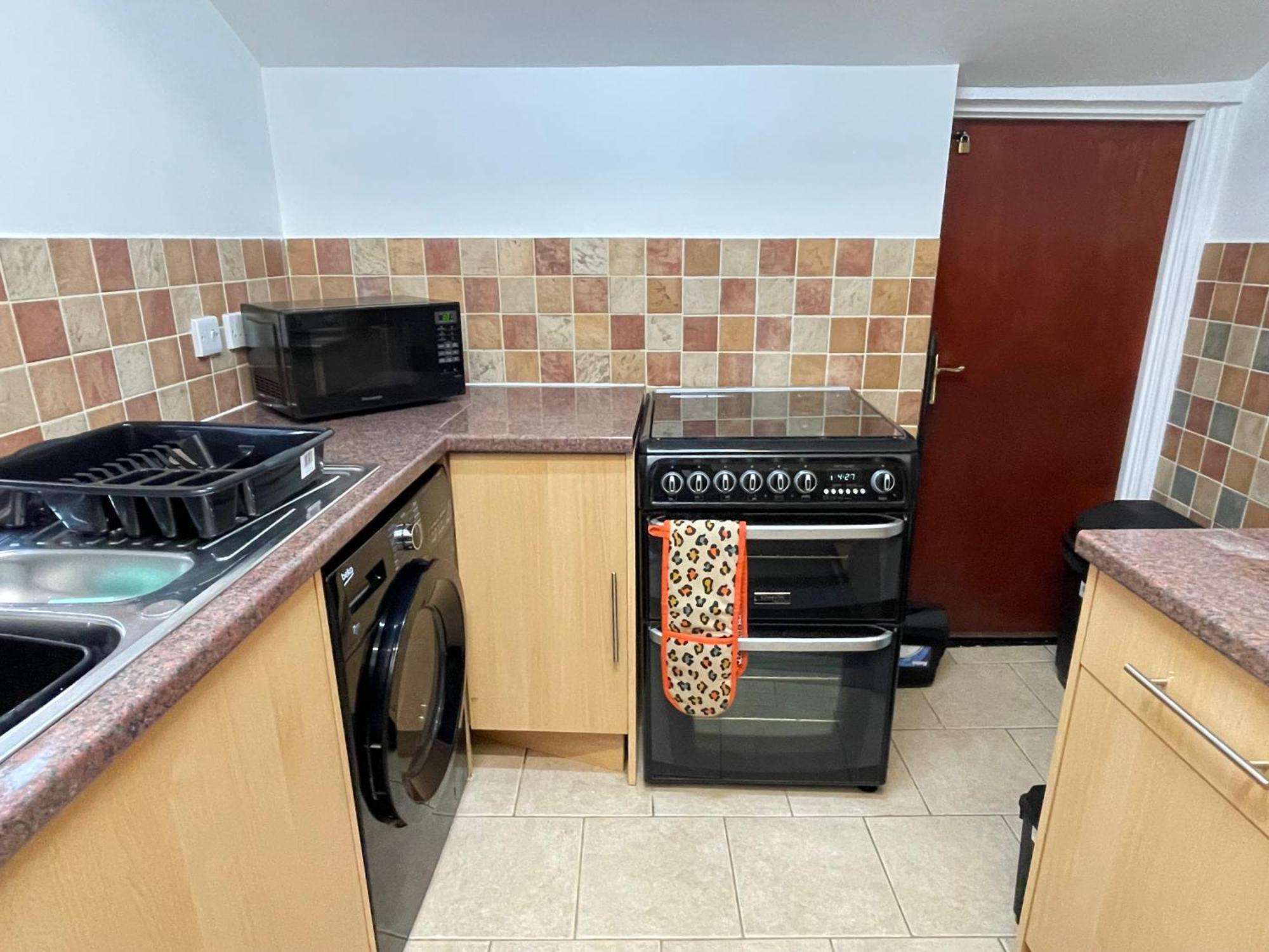 Beanies Lornestreet Four Bed House Apartment สวินดอน ภายนอก รูปภาพ